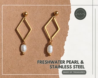 Ohrstecker Rhombus mit Süßwasser-Perlen | Goldene geometrische Ohrringe mit Vintage-Perlen | Geometrische Form: Raute | Elegant & zierlich
