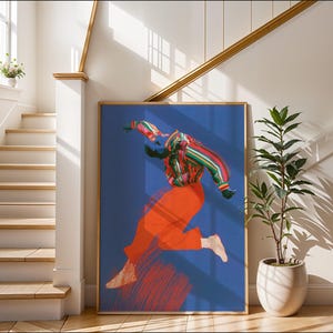 Peut inclure: Une impression d'art encadrée présentant une illustration stylisée d'une silhouette en mouvement sur un fond bleu uni. La silhouette porte un haut à manches longues rayé multicolore et un pantalon orange vif, dans une pose sautante.