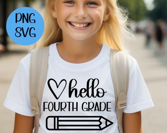 以下が含まれることがあります： 黒い文字で「hello fourth grade」と書いてある白いTシャツ。ハートと鉛筆のグラフィックが描かれている。