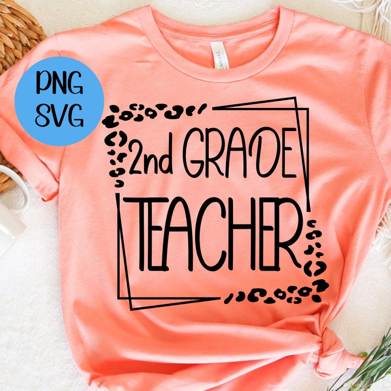 Pu&ograve; includere: Una maglietta color pesca con una grafica nera che dice "2nd GRADE TEACHER" all'interno di una cornice nera con accenti leopardati.