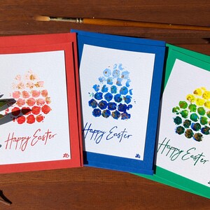 Elegantes tarjetas de Pascua hechas a mano con diseño abstracto de huevos (rojo, azul, verde y dorado). Juego de 3 tarjetas de Pascua. Tarjeta de felicitación de Pascua.