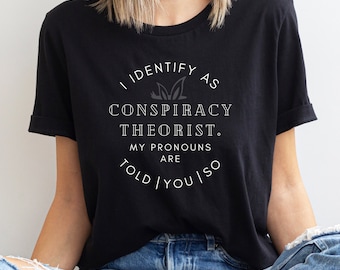 Shirt met complottheoreticus. Mijn voornaamwoorden worden je verteld. Shirt met grappig voornaamwoord. Identificeer je als een complottheoreticus. Shirt met konijnengat