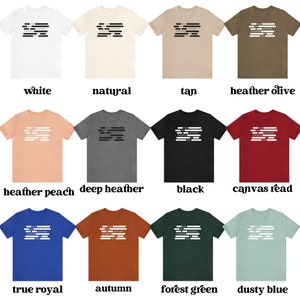 Op de afbeelding: Een mockup van een t-shirt met de tekst "Ik ben geen overheid, ik ben een programmeur" in witte tekst op een verscheidenheid aan gekleurde t-shirts. De kleuren omvatten wit, naturel, bruin, heide olijf, heide perzik, diep heide, zwart, canvas rood, echt koninklijk blauw, herfst, bosgroen en stoffig blauw.