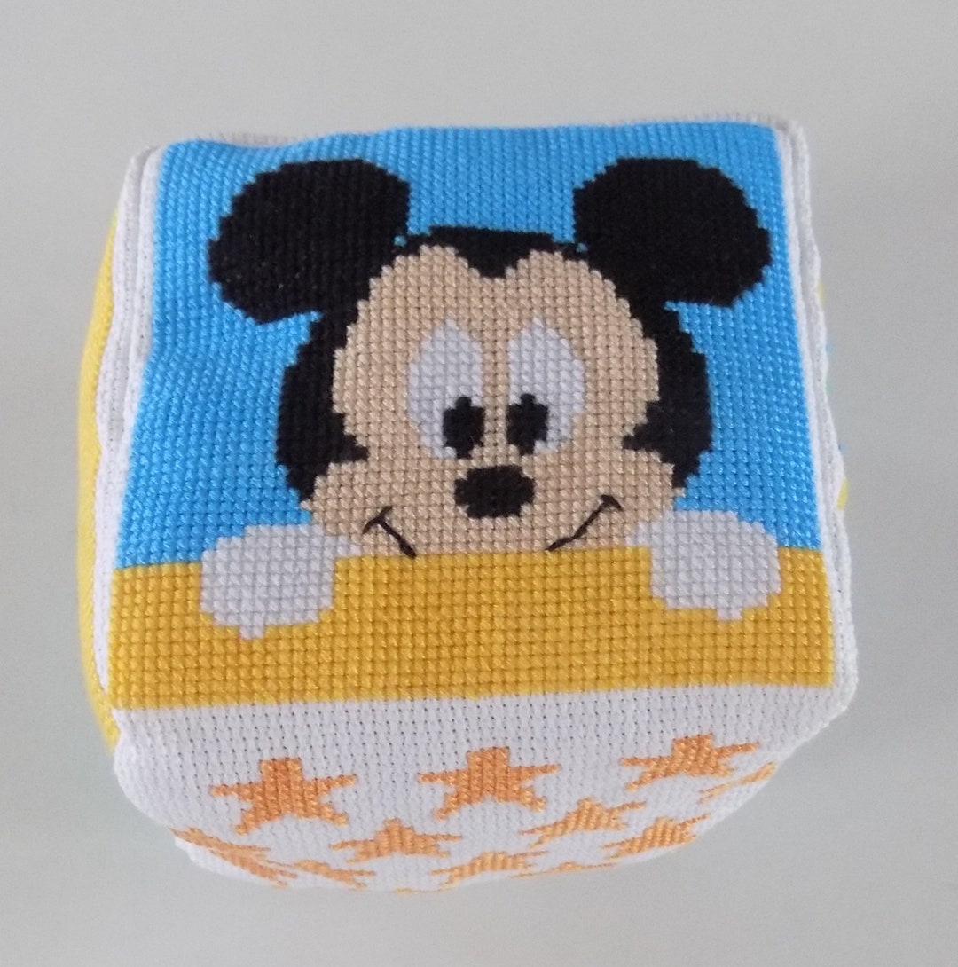 Cube Dé Jouet Pour Enfants Réalisé Main En Toile Aïda Blanche Motifs Brodés Au Point De Croix