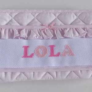 パーソナライズされたベビー用トイレタリーバッグ、お好みの名前の絵、クロスステッチ刺繍、オーダーメイド、ピンク/ホワイトカラー。