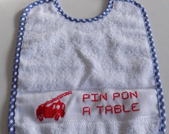 Bavoir en coton éponge, brodé main au point de croix, motifs camion de pompier, inscription "pin pon à table".