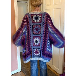 Patrón de cárdigan de crochet / Cárdigan hexagonal extragrande Purple Haze con flores africanas / Suéter de crochet con cuadrados de abuela
