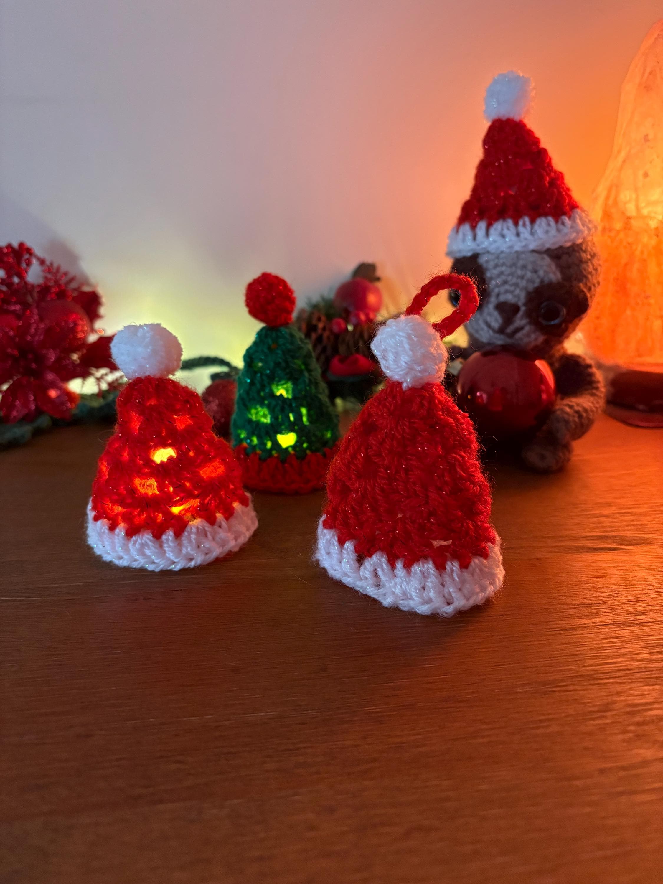 30 Santa Hat Crochet Patterns for Festive Photos, Costumes, and Cozy Holiday Makes 30 Mini Santa Hat with Granny Cluster Design