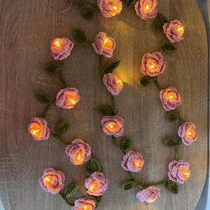 Może przedstawiać: Biały ceramiczny kubek z czarnym uchwytem i napisem "But First, Coffee" pogrubioną czcionką. Kubek stoi na drewnianej powierzchni. Kubek ma około 10 cm wysokości.