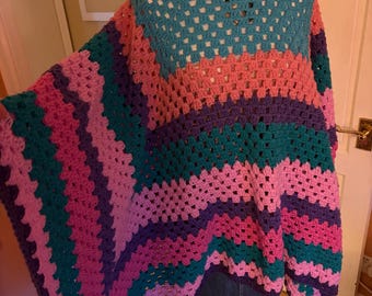 Mönster för virkad poncho med turtle neck och oändlig hals | Virkad filt med mormors rutor | Virkad kappa