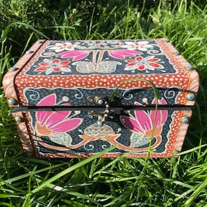 Joyero rústico bohemio de madera – Caja de recuerdos artísticos – Regalo único inspirado en la naturaleza – Almacenamiento rústico para pequeños objetos – Caja decorativa hecha a mano 10x13x18 cm