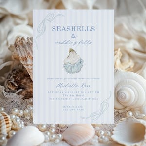 Peut inclure: Une invitation de fête prénuptiale bleu clair avec une illustration de coquillage et le texte "SEASHELLS & wedding bells". L'invitation comprend les détails de l'événement : date, heure, lieu et RSVP.