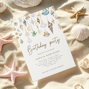 Könnte beinhalten: Eine weiße Einladungskarte mit goldener Schrift für eine Geburtstagsfeier. Die Karte zeigt eine Aquarell-Illustration von Muscheln, die an Schnüren hängen. Der Text auf der Karte lautet "Birthday party" und enthält den Namen "Sophia Robinson", das Datum und die Uhrzeit der Party, den Ort und die RSVP-Informationen.