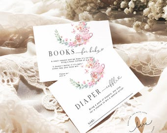 Puede incluir: Dos tarjetas blancas con ilustraciones florales y texto para un baby shower. Una tarjeta dice "BOOKS for baby" y la otra "DIAPER raffle". Las tarjetas tienen un diseño de tetera rosa y floral. El fondo es un paño de encaje blanco.