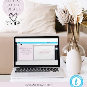 Pu&ograve; includere: Un computer portatile che mostra un modello di biglietto di ringraziamento su uno schermo. Il testo sullo schermo recita "Upload your own photos and elements edit all wording" e "Thank You". Il testo sullo schermo del laptop &egrave; circondato da un motivo floreale. Il laptop &egrave; su un tavolo con un vaso di fiori secchi sullo sfondo. Il testo "Edit with templatet" &egrave; in un cerchio con una lettera "t" al centro. Il testo "Editable Template" &egrave; sotto la lettera "t". Il testo "Instant Download" &egrave; sotto il cerchio. Il testo "Edit in browser without installing any app or fonts" &egrave; sotto "Instant Download". Il testo "You can try the demo link in the product description" &egrave; sotto "Edit in browser without installing any app or fonts".