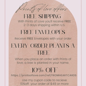 Pu&ograve; includere: Una grafica rosa e bianca con il testo "Prints of Love offers" e dettagli sulla spedizione gratuita, le buste gratuite e un albero piantato con ogni ordine. La grafica include anche un codice sconto del 10%: FROMHEARTCARDS10.
