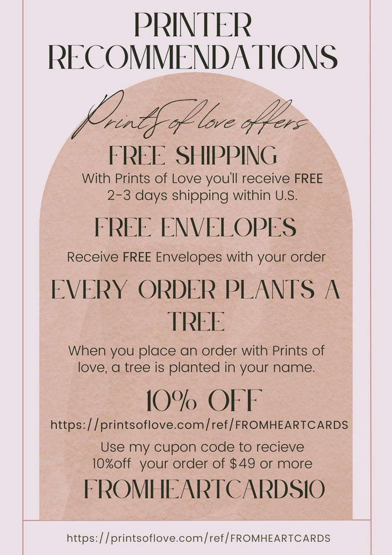 Pu&ograve; includere: Una grafica rosa e bianca con il testo "Prints of Love offers" e dettagli sulla spedizione gratuita, le buste gratuite e un albero piantato con ogni ordine. La grafica include anche un codice sconto del 10%: FROMHEARTCARDS10.
