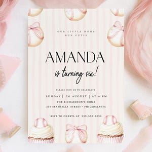 Invitation rose d'anniversaire de fille de <br> Profitez-en ! Faire-part d'anniversaire coquette Bow Sports | Invitation mignonne girly de sports modernes |  Modèle modifiable