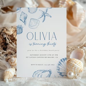 Pode incluir: Um convite branco com ilustrações de conchas azuis e o texto "OLIVIA is turning thirty". Anuncia uma festa de aniversário na praia, com detalhes de data, hora e local.