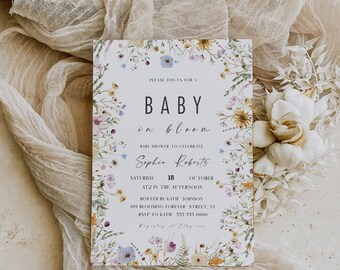 Op de afbeelding: Een bloemige babyshower-uitnodiging met een witte achtergrond en een rand van aquarelbloemen. De tekst luidt "Kom gezellig langs voor een Baby in Bloom babyshower ter ere van Sophia Roberts Zaterdag 18 oktober om 14:00 uur  Georganiseerd door Katie Johnson 109 Blooming Forever Street, NY RSVP naar Katie 333 333 0000 Registreer bij Che"