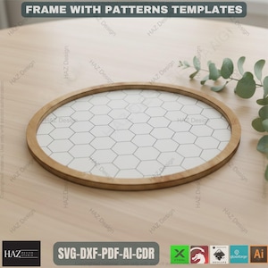 Może przedstawiać: Okrągła drewniana rama z białym wzorem plastra miodu. Rama wykonana jest z jasnego drewna i ma prosty, czysty design. Tekst "FRAME WITH PATTERNS TEMPLATES" znajduje się na górze. Obraz zawiera również informacje o formacie pliku.