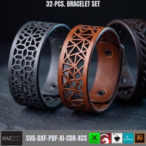 Può includere: Un set di 32 bracciali composto da tre polsini in similpelle con intricati motivi geometrici tagliati al laser. Un polsino è nero opaco con una griglia circolare, un altro è color cuoio con un reticolo triangolare e un terzo è marrone scuro con un motivo a chevron.