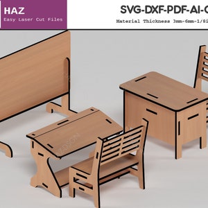 Puede incluir: Un conjunto de escritorio y silla de madera cortado con láser con una pizarra separada. El escritorio tiene una parte superior inclinada y un pequeño estante debajo. La silla tiene un respaldo y un asiento de listones. La pizarra es un simple rectángulo con un marco.