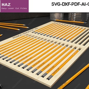 以下が含まれることがあります： グレーの消しゴムが付いた黄色の鉛筆を保持するスロット付きの木製ジグ。「PENCIL ENGRAVE」の文字がジグに表示されます。鉛筆には「YOUR TEXT HERE」の文字が印刷されています。画像には「SVG-DXF-PDF-AI-CDR」の文字も含まれています。