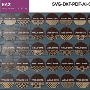 Puede incluir: Un conjunto de 36 letreros de bienvenida cortados con láser con varios patrones y diseños. Los letreros son circulares y tienen un fondo de madera marrón. El texto "WELCOME" está impreso en cada letrero.