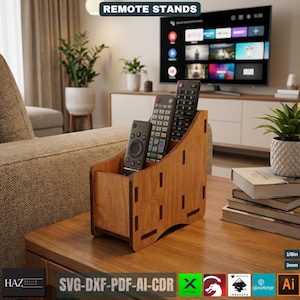 Puede incluir: Un soporte de madera para mandos a distancia con tres compartimentos, que contiene tres mandos a distancia negros. El soporte es de madera marrón claro y está sobre una mesa de madera. El texto "REMOTE STANDS" está en la parte superior.