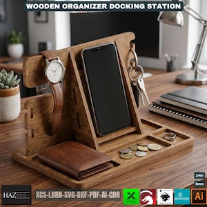 Può includere: Un organizer da scrivania in legno con scomparti per telefono, orologio, portafoglio, chiavi e monete. L'organizer in legno marrone ha un orologio con cinturino in pelle marrone e un portafoglio in pelle marrone. Il testo "WOODEN ORGANIZER DOCKING STATION" è in alto.