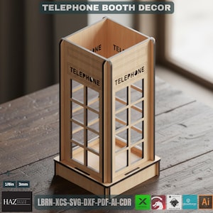 Könnte beinhalten: Holz-Telefonzellen-Dekoration mit dem Wort "TELEPHONE" auf der Vorder- und den Seiten. Die Zelle hat eine rechteckige Form mit einem Fensterdesign und ist aus hellfarbenem Holz gefertigt. Der Text "TELEPHONE BOOTH DECOR" steht oben.