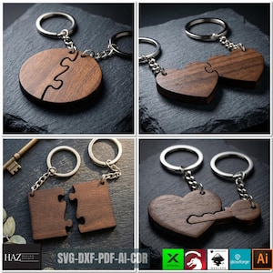Peut inclure: Plusieurs porte-clés en bois de différentes formes : un cercle, deux cœurs, deux carrés et un cœur avec une clé. Chaque porte-clés est en bois foncé et présente un motif de pièce de puzzle. Les porte-clés sont attachés à des anneaux argentés.