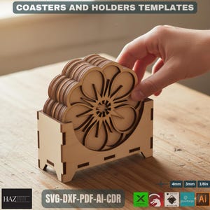Może przedstawiać: Zestaw drewnianych podkładek i szablonów uchwytów. Podkładki w kształcie kwiatów mają szczegółowy, wycięty wzór. Uchwyt to proste pudełko z pasującym wzorem. Tekst "COASTERS AND HOLDERS TEMPLATES" znajduje się na górze. Podkładki mają grubość 3mm.