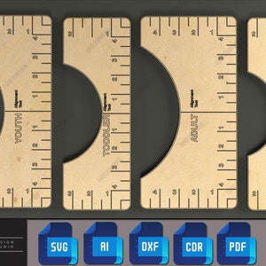 Op de afbeelding: Vier houten linialen met afgeronde randen en markeringen om verschillende maten te meten. De linialen zijn gelabeld met "Baby", "Peuter", "Jeugd" en "Volwassene".