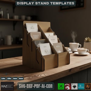 Puede incluir: Un expositor de madera de varios niveles, diseñado para mostrar menús y otros materiales impresos. El expositor es de madera clara y tiene varios compartimentos. El texto "DISPLAY STAND TEMPLATES" es visible en la parte superior.