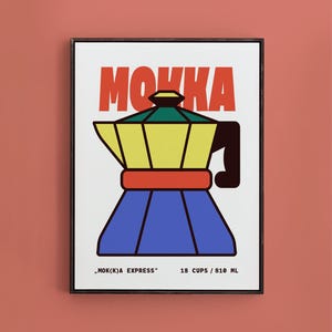 Könnte beinhalten: Gerahmter Kunstdruck mit einer stilisierten Abbildung einer Espressokanne. Das Design umfasst eine blaue Basis, einen gelben Körper, ein rotes Band und eine grüne Oberseite. Das Wort "MOKKA" steht in roten Blockbuchstaben über der Kanne. 810 ml.