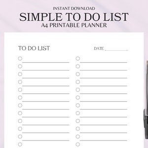 Puede incluir: Una lista de tareas imprimible con dos columnas, cada una con 15 líneas en blanco y un círculo para marcar las tareas completadas. La parte superior de la página dice "Simple To Do List" y "A4 Printable Planner".