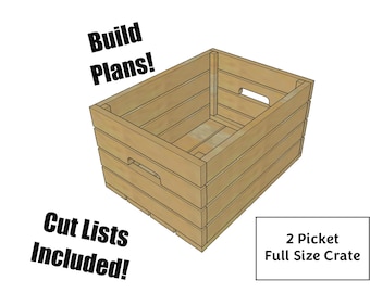 Può includere: Una cassa di legno con due maniglie, etichettata "2 Picket Full Size Crate". La cassa è realizzata in legno grezzo e ha un aspetto rustico. Il testo "Build Plans!" e "Cut Lists Included!" è scritto sull'immagine.