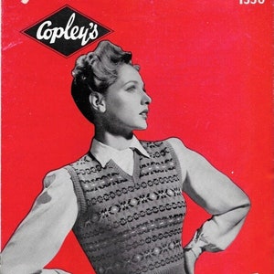 Peut inclure: Une couverture de livret de modèles de tricot vintage représentant une femme portant un gilet sans manches en Fair Isle. La couverture est rouge avec le texte "Copley's" dans un losange et le numéro "1556" en haut à droite. Le texte "LEAFLET No. 1556 Lady's Sleeveless Fair Isle Pullover 34 inch bust PRICE" est en bas à droite.