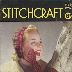 Puede incluir: Una portada de revista vintage con una mujer que lleva un gorro y guantes de punto rojo y verde. La revista se llama "Stitchcraft" y la fecha de portada es febrero de 1943.