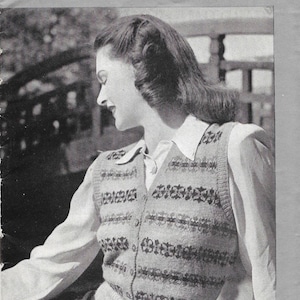 Puede incluir: Una fotografía en blanco y negro de una mujer que lleva una camisa blanca y un chaleco de punto con un patrón de Fair Isle. El chaleco está hecho con hilo Patons Fair Isle Fingering. El texto "3-TO FIT 35 INCH BUST-183" está impreso en la parte superior de la imagen.