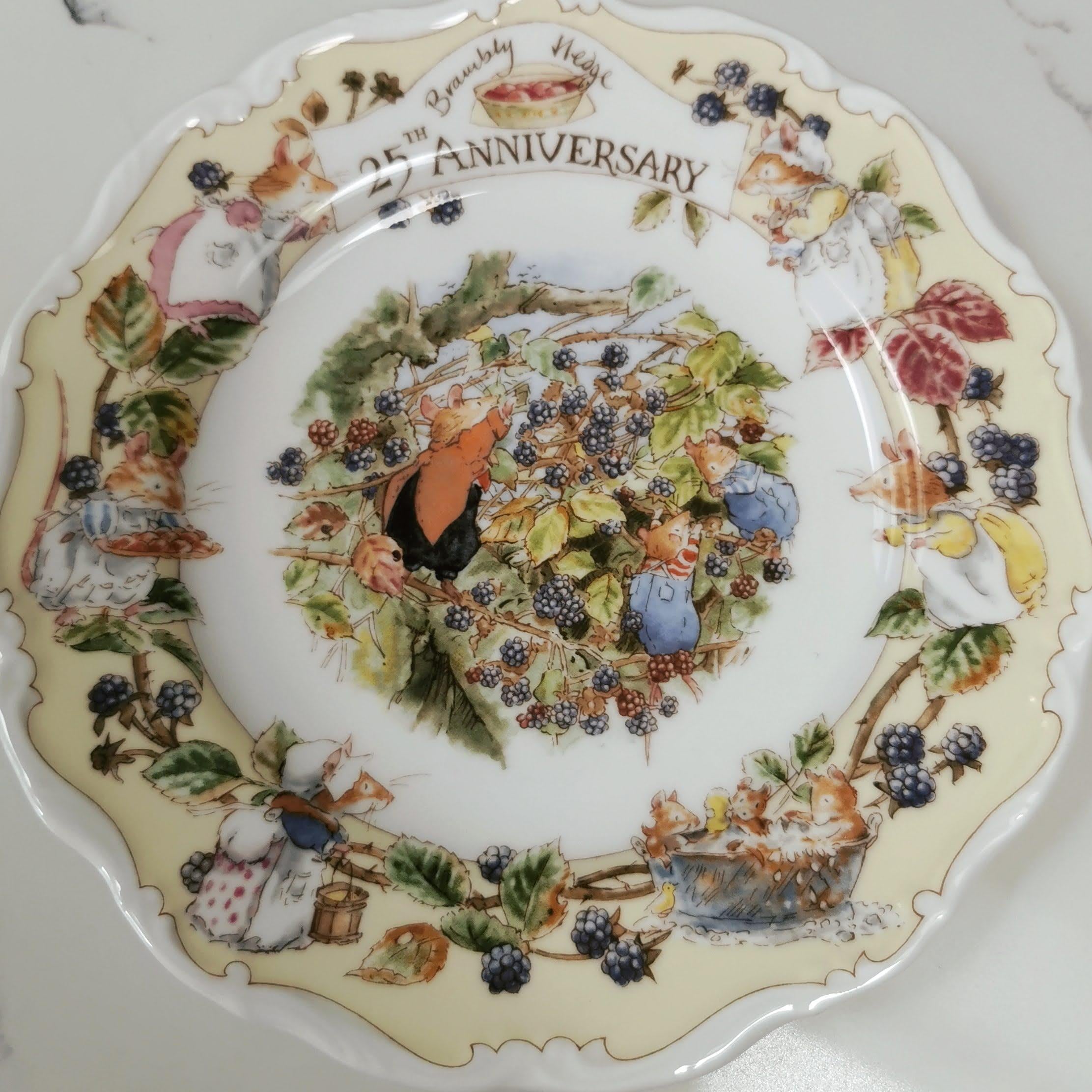   Brambly Hedge 2001年イヤープレート ロイヤルドルトン ブランブリーヘッジ プレート2001約21cm