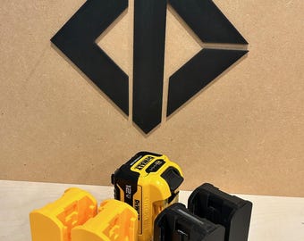 Peut inclure: Deux supports de batterie jaunes et deux noirs pour une batterie lithium-ion DeWalt 12V. La batterie est jaune et noire et porte le logo DeWalt.