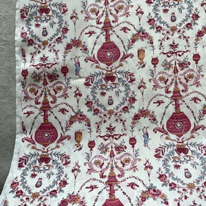 Pode incluir: Uma placa de madeira artesanal com o texto "Welcome to our home" em estilo manuscrito. A placa é pintada de branco com uma moldura escura. A placa tem 30 cm de largura e 20 cm de altura.