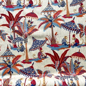 Könnte beinhalten: Cremefarbener Stoff mit einem sich wiederholenden Muster aus Affen, Palmen und verzierten Schirmen in Rot, Blau und Orange. Das Design hat einen Vintage- und Tropen-Look.