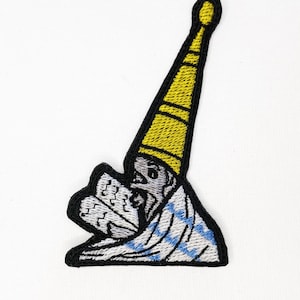 Patch bordado de cachorro mágico com um livro: Criatura medieval inspirada em manuscritos.