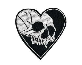 Geborduurde patch gotische schedelhart - moraalpatch