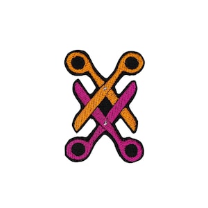 Könnte beinhalten: Gestickter Aufnäher mit einem stilisierten Design aus zwei ineinander verschlungenen Scherenpaaren. Die Scheren sind in Orange- und Rosatönen gehalten, mit schwarzen Umrissen und Ösen. Der Aufnäher ist zum Aufnähen oder Aufbügeln auf Stoff konzipiert.