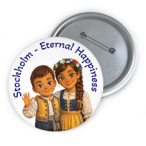 Könnte beinhalten: Ein weißer Ansteckbutton mit dem Text "Stockholm - Eternal Happiness" um eine Illustration von zwei Kindern in traditioneller schwedischer Tracht. Ein Kind winkt. Der Button hat eine Metallrückseite und eine Sicherheitsnadel.